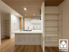 キッチンには前面収納もございます。食器やカトラリー、お子様の文房具までスッキリ片付きます。ダイニングへの動線が短いので家族が取り出しやすく、配膳や片付けもしやすくなります。