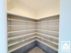 玄関にはたっぷりの収納スペースを完備。靴やベビーカー、アウトドア用品まですっきり収まり、いつでも整った空間に。