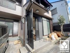 浴室にも小窓が付いているので明るく、こもりがちな湿気もすぐ取り除くことができます。