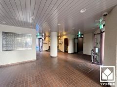 ゆったりとしたロビーが、住まう人の憩いの場に。落ち着いた空間で、ほっと一息つける時間を。