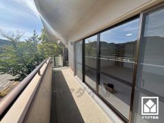 南向きワイドバルコニーで陽当たり、風通し良好。広々としているため、お洗濯物をたっぷりと干す事ができます。