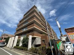 ショッピングモール「sononそのだ」まで徒歩9分、「コストコホールセール尼崎倉庫店」まで徒歩10分など、お買い物施設が徒歩圏内に複数あり便利な住環境です。