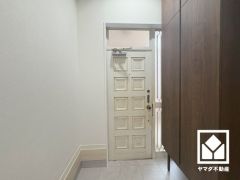 ドアの窓から光が差し込み、外出時にも帰宅時にも、明るい気持ちになれる玄関です。