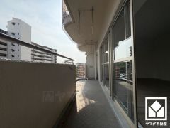 南向きバルコニーで陽当たり、風通し良好。広々としているため、お洗濯物をたっぷりと干す事ができます。
