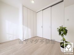 約5帖の洋室です。リビングに隣接する引き戸のお部屋で、一体利用も可能です。