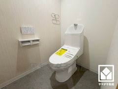 明るく清潔感溢れるトイレです。温水洗浄便座付きで、季節を問わずいつでも温かい便座をお使いいただけます。