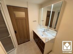 小さなお子様のお風呂上りもこのスペースがあればゆったりとして頂けます。室内洗濯機置場がございますので、天候に左右されず洗濯していただけます。