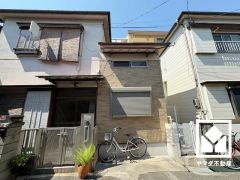 専用の室内洗濯機置場がございますので、他の部屋に洗濯音や湿気を持ち込まず、天候に左右されず洗濯していただけます。上部に吊戸棚があるので消耗品などをスッキリ置けるのも嬉しいポイント。