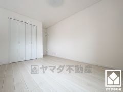 大きなクローゼット付きの洋室で整理整頓しやすいです。