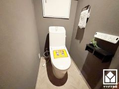 明るく清潔感溢れるトイレです。2連トイレットペーパーホルダーなのでお取替えの手間が軽減できます。