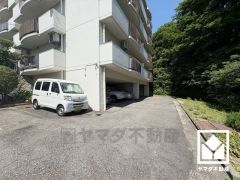 敷地内に駐車場を完備。重い荷物や雨の日の移動もスムーズで、快適なカーライフを実現。空き状況はお問い合わせください。