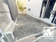 南側隣地（更地）とのセットです。駐車場や物置、ガーデニングや家庭菜園が可能なお庭スペースなど自由にご利用いただけます。
