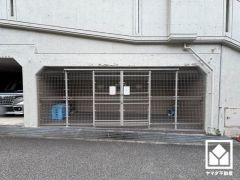 敷地内に駐車場を完備（月額8000円～11000円）。現在、駐車場に空きがございます。空き状況は変動いたしますので、詳細は弊社スタッフまでお気軽にお問い合わせください。