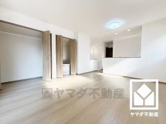 プライバシー・採光に配慮された広々15.43帖の2階リビングが魅力。家族全員がリラックスできる、ゆったりとした快適リビングで温かい団らんの時間を。