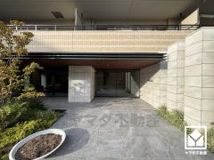 エントランスから始まる、快適な暮らし。オートロック完備の防犯性とデザイン性を両立した、安心の住まい。