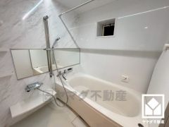 毛穴の汚れを落とす洗浄効果やリラックス効果のあるマイクロバブルトルネード浴槽です。ゆったり足が伸ばせるので、温泉気分を味わいながら毎日の疲れを癒やすバスタイムを実現。