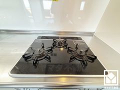 家族のごはん作りがはかどる。同時調理ができる3口コンロ付き。