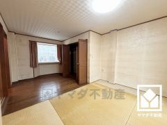 陽光がたっぷり差し込む洗練された和洋室。温かみのある畳とフローリングのスッキリとしたデザインが、暮らしを心地よく彩ります。