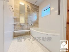 ゆったり足が伸ばせるので、毎日の疲れを癒やすバスタイムを実現。小窓が付いているので明るく、こもりがちな湿気もすぐ取り除くことができます。