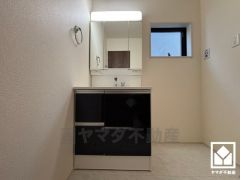 収納付きでスッキリお使い頂ける3面鏡の洗面台です。洗面ボウルが広めなので、忙しい朝でも身支度がしやすく時短になります。