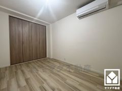 約6帖の洋室です。Panasonic製の新品エアコン付きなので、お引越し直後から快適にお過ごしいただけます。