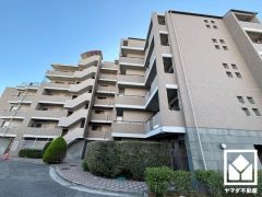 家族との時間も、自分だけの時間も心地よく過ごせる。シンプルで飽きのこない設計が、暮らしに余白をもたらします。この住宅は、日々の暮らしをそっと支えてくれます。