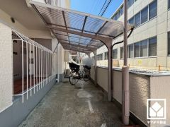 広い芝生の広場や遊具、川や池、バラ園まで整備された植栽豊かな「上坂部西公園」も徒歩圏内にございます。一周750mのウォーキングコースも設定されており、お散歩やジョギングなどの運動も楽しめる住環境です。