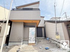 落ち着いた色合いと直線的な美しさが調和したモダンな外観。帰るたびに安心感を感じられる佇まい。