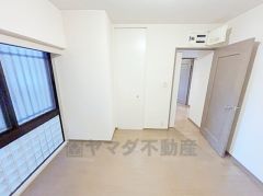 大きな窓からは明るい光が降り注ぎます。柔らかな光が差し込むお部屋で、快適で落ち着いた生活をお送りいただけます。