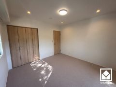 柔らかな光が差し込む洋室、快適で落ち着いた住まい。
