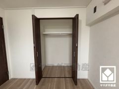 新たに家具を買わなくても良いので、ハンガーパイプ付きのクローゼットは嬉しいですね。