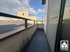 南北両面バルコニーで陽当たり、風通し良好。2階と3階に2か所ずつ、計4か所バルコニーがございますので、お洗濯物をたっぷりと干す事ができます。