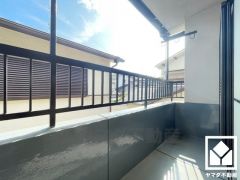 南東・南西側の2面バルコニーで陽当たり、風通し良好。バルコニーが3か所ございますので、お洗濯物をたっぷりと干す事ができます。屋根付きなので急な雨の日も安心ですね。