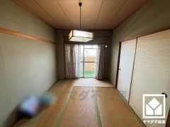 陽光がたっぷり差し込む洗練された和室。温かみのある畳のスッキリとしたデザインが、暮らしを心地よく彩ります。