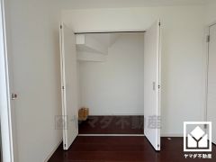 クローゼットは奥行きがあるので、収納力も申し分ありません。お洋服はもちろん、スーツケースなどの大物もしっかり収納できます。