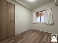 大きな窓から明るい陽光がたっぷり差し込む、心地よい生活空間です。