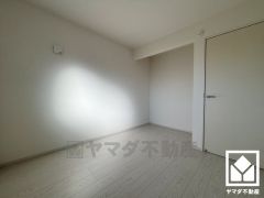 約4.5帖の洋室です。おしゃれなオープンクローゼットで、家具の配置もしやすいお部屋です。