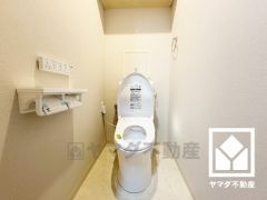 明るく清潔感溢れるトイレです。2連トイレットペーパーホルダーなのでお取替えの手間が軽減できます。