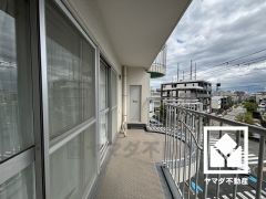 南向きバルコニーで陽当たり、風通し良好。広々としているため、お洗濯物をたっぷりと干す事ができます。