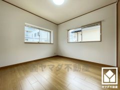 約5.2帖の2階洋室です。出窓付きで明るくメリハリのある空間です。おしゃれなインテリアが映えるデザイン性の高い洋室で、リラックスしたひとときを過ごせます。