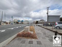 コの字型に配置された雁行設計のマンションで、敷地中央には住まう人の憩いの場になる上部吹抜けの中庭がございます。落ち着いた空間で、ほっと一息つける時間を。