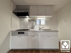 キッチンは空間を有効活用できる壁付けタイプ。窓がございますので、昼間は手元が明るく、お料理がはかどります。