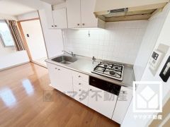 明るい白色で統一された清潔感のあるデザインが魅力のシステムキッチンです。