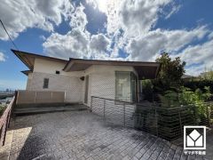 陽光に映える美しい外観。街並みに馴染みながらも、ひときわ目を引く存在感。