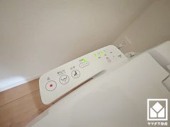 温水洗浄便座で、清潔感と快適さを両立したトイレ空間。
