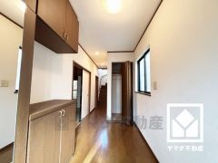 シンプルで洗練された玄関スペース。帰るたびにホッとできる、心地よい住まいの入り口。お出かけの前のチェックにも便利な鏡付きです。