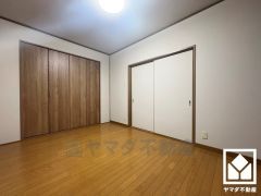 バルコニーにつながるお部屋で、通風・陽当たり良好。約6.5帖の洋室とは続き間になっており、ご家族との繋がりを感じられる空間です。