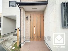 ドアのスリット窓から光が差し込み、外出時にも帰宅時にも、明るい気持ちになれる玄関です。