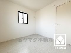 約4.5帖の洋室です。お子様のお部屋などにも丁度良い広さです。全居室に窓がある、明るい陽光がたっぷり差し込む心地よい生活空間です。