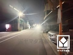 前面道路幅員約5.8mとゆったりとした広さがあるのでファミリーカー等の車の出入れも楽にできます。